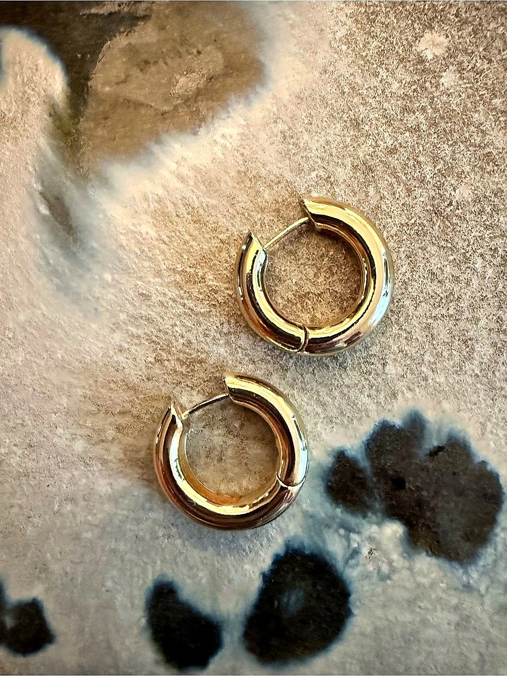 Gold-Tone huggie hoop Earrings Like New